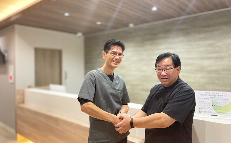 医師と握手